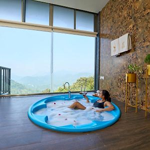Valley View Jacuzzi Cottage on Spa